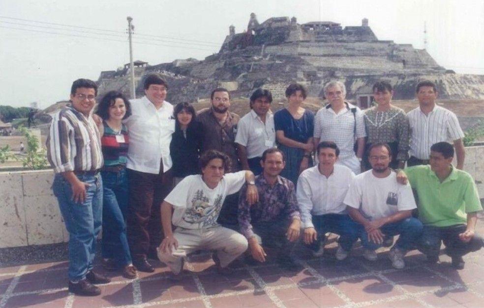 المشاركون في ورشة العمل الصحفية الأولى التي نظمتها مؤسسة غابو عام 1995. هيرناندو ألفاريز هو أول من يجلس القرفصاء من اليسار إلى اليمين. هناك أياً زميل آخر في بي بي سي في الصورة: خوان كارلوس بيريز، محرر بي بي سي نيوز موندو (الشخص الثاني الذي يجلس القرفصاء من اليمين إلى اليسار).