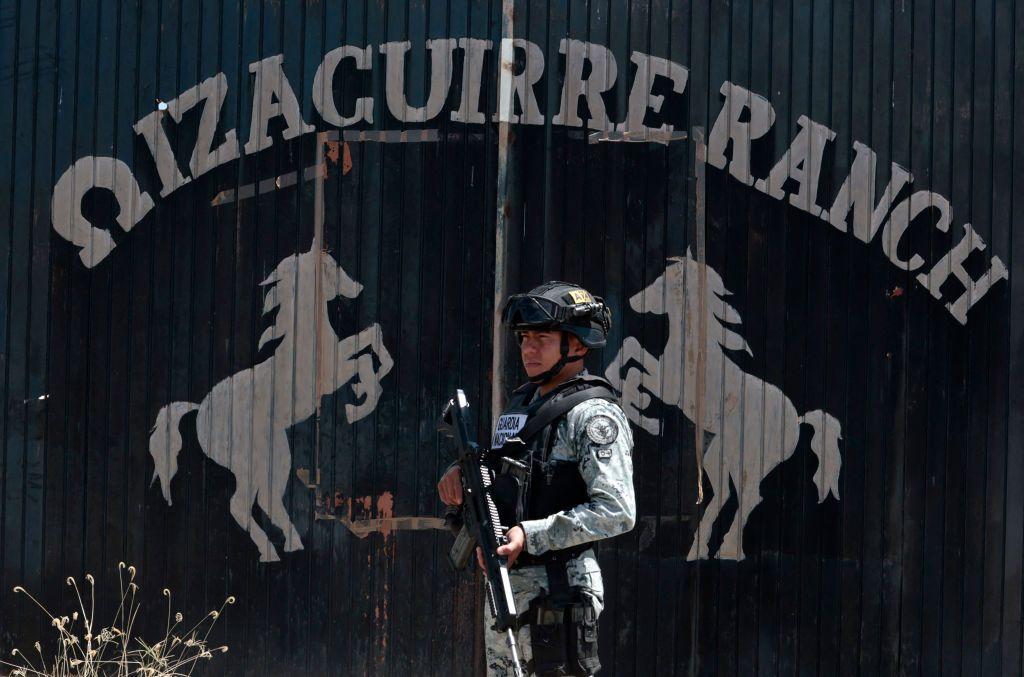 Un militar ante el rancho Izaguirre