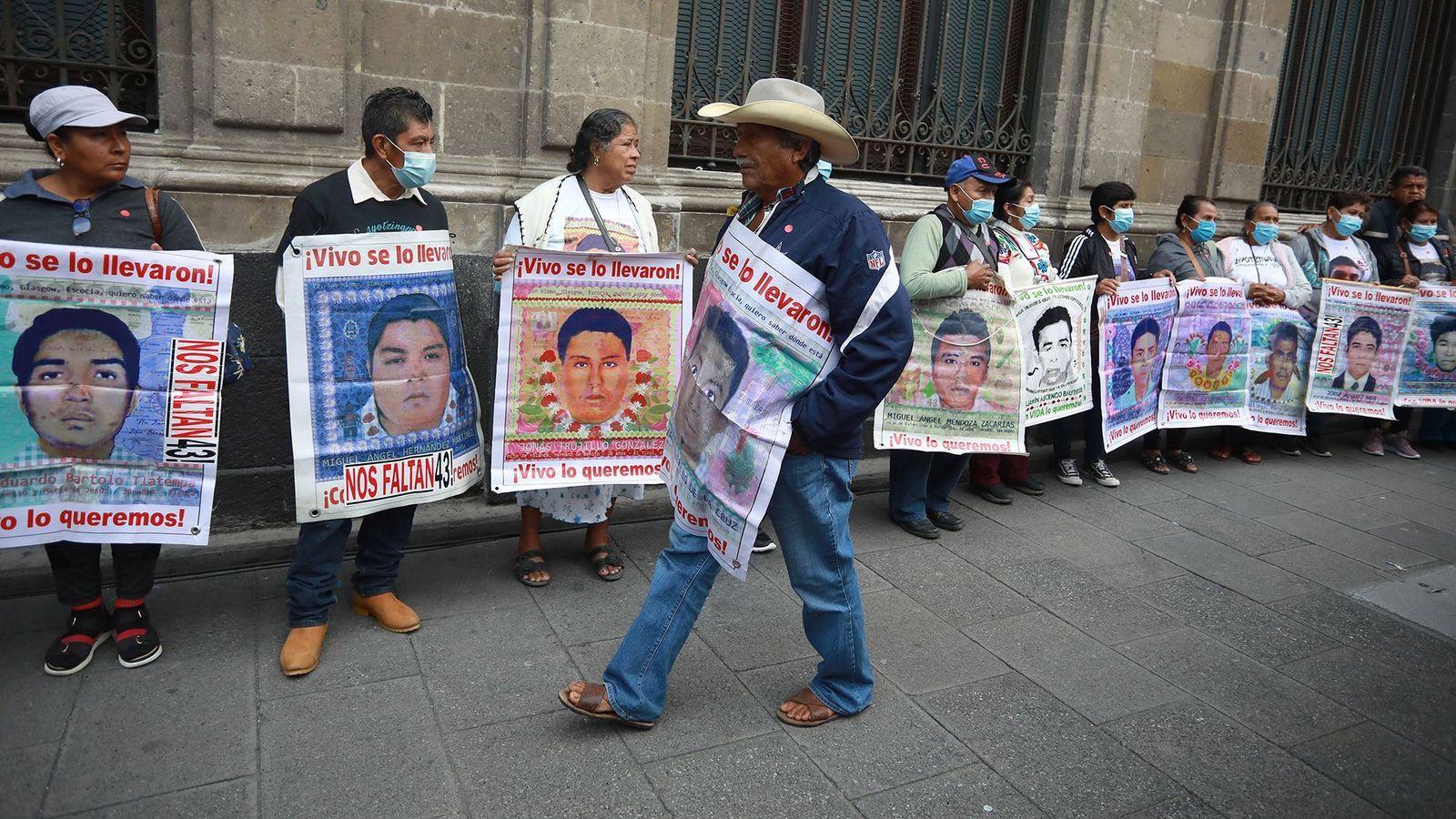 Os pais de 43 estudantes desaparecidos em 2014 se manifestaram em frente ao Palácio Nacional do México no ano passado.