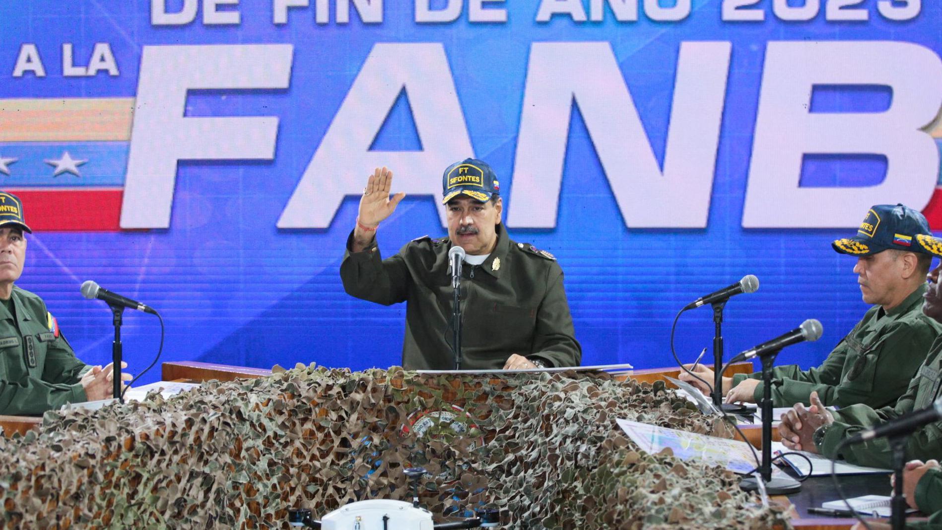 Maduro, reunido con el ministro de Defensa y otros mandos militares venezolanos. 