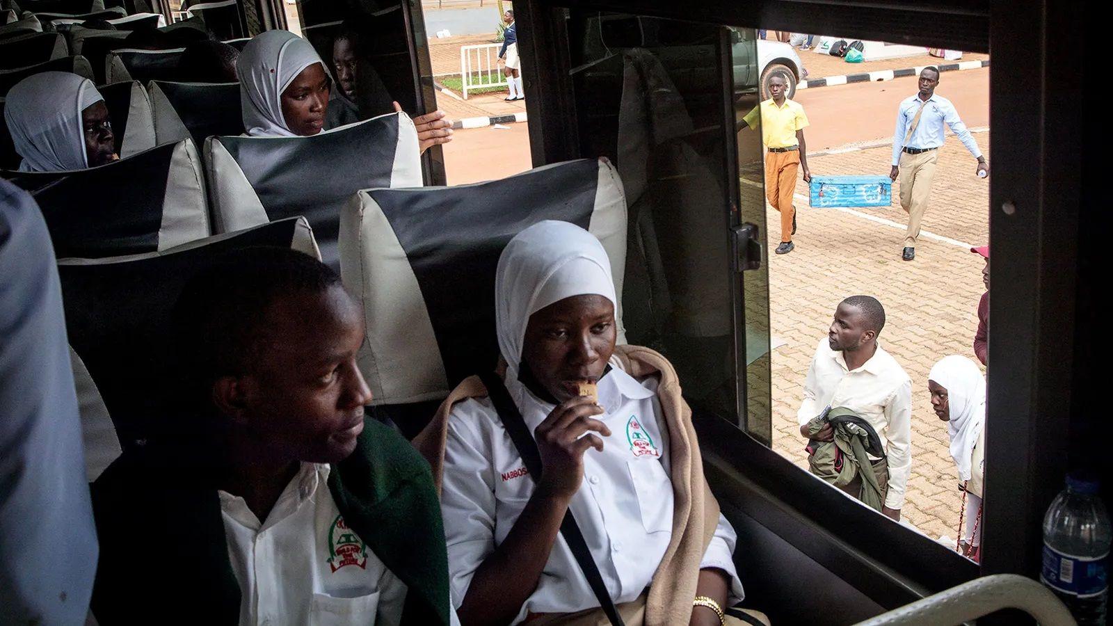 Estudantes dentro de ônibus em Uganda