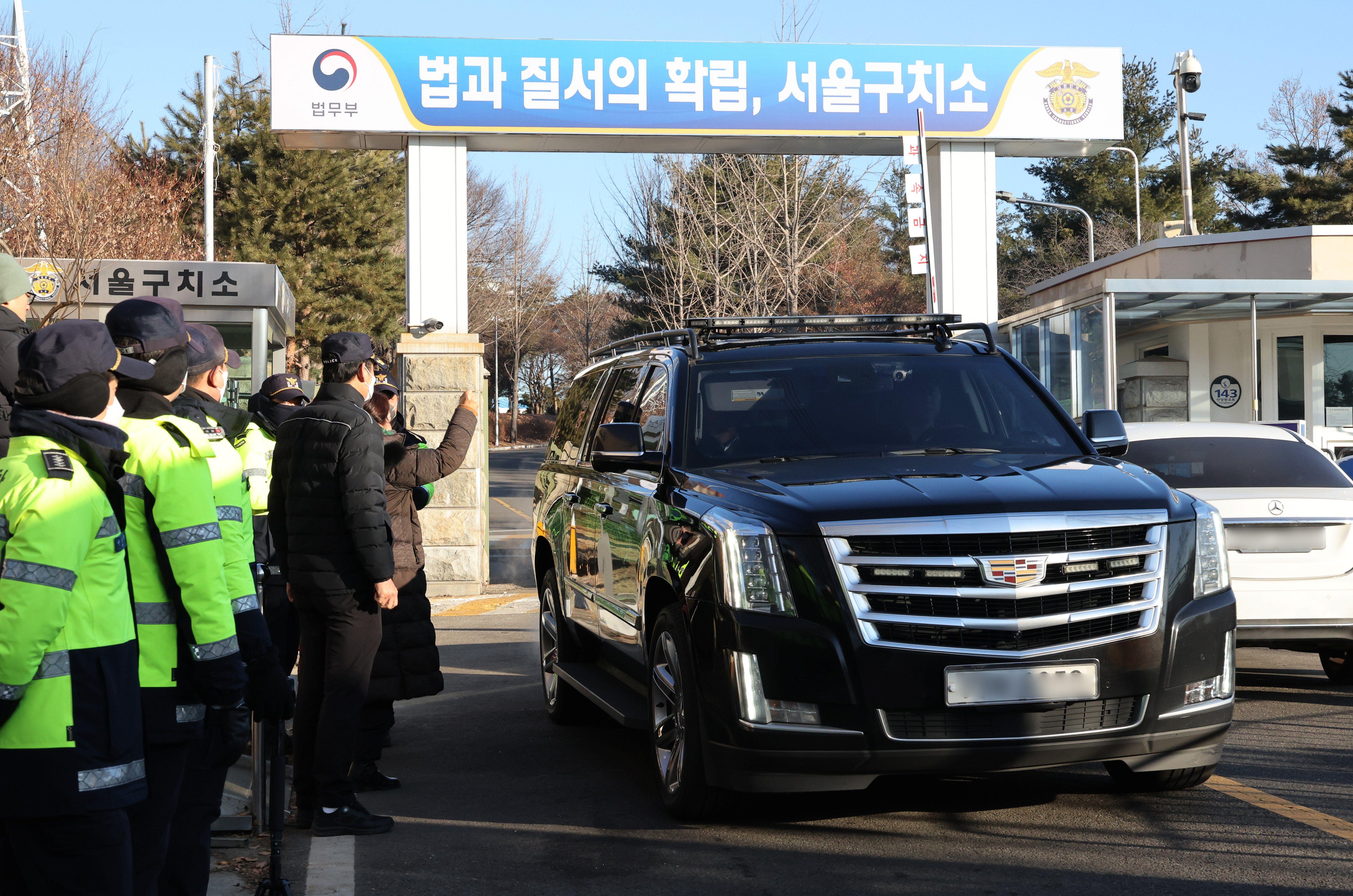 서울구치소 밖으로 나오고 있는 윤 대통령 경호차량