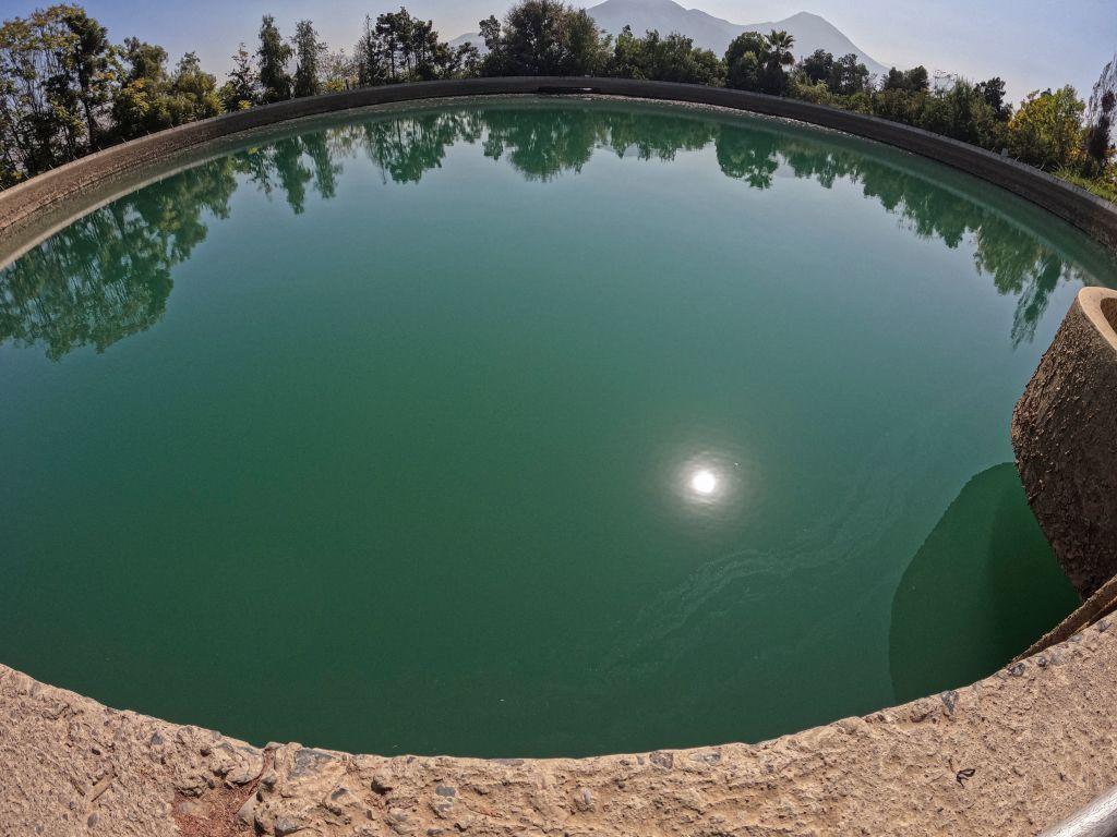 El reflejo del sol en un estanque de agua