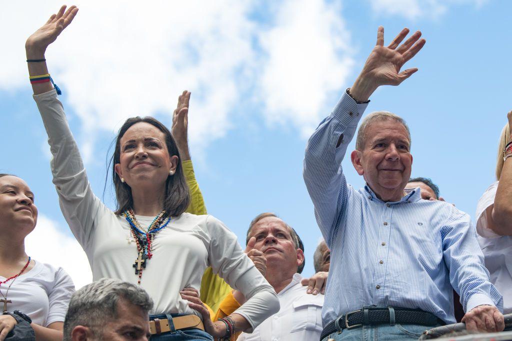  La líder opositora María Corina Machado y el candidato presidencial opositor Edmundo González saludan a sus seguidores durante una protesta contra el resultado de las elecciones presidenciales el 30 de julio de 2024 en Caracas