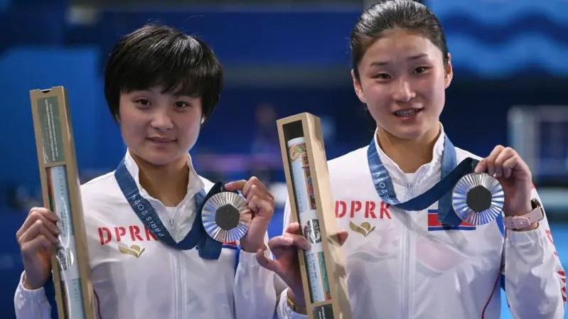 Pada 31 Juli lalu, atlet Korea Utara Kim Mirae dan Cho Jin-mi memenangkan medali perak di nomor loncat indah putri 10 meter.