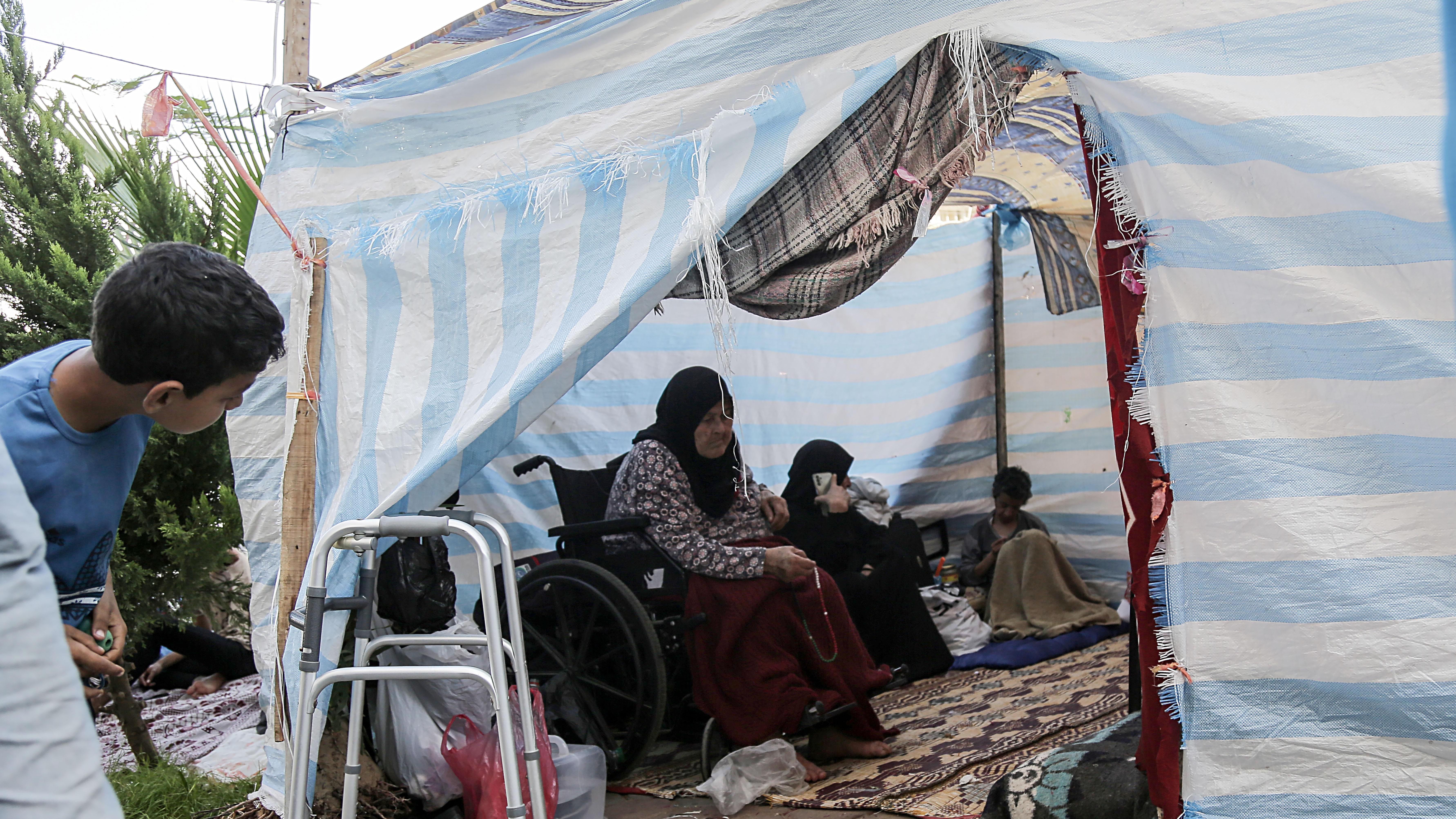 İsrail bombardımanında evi yıkılan bir aile Şifa Hastanesi yerleşkesine çadır kurmuş.