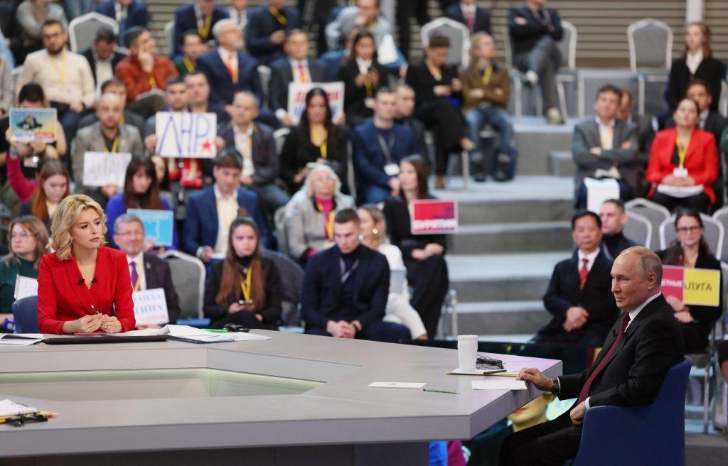 El presidente de Rusia, Vladimir Putin, en una sala de conferencias convertida en set de televisión donde se llevó a cabo su conferencia de prensa de fin de año.