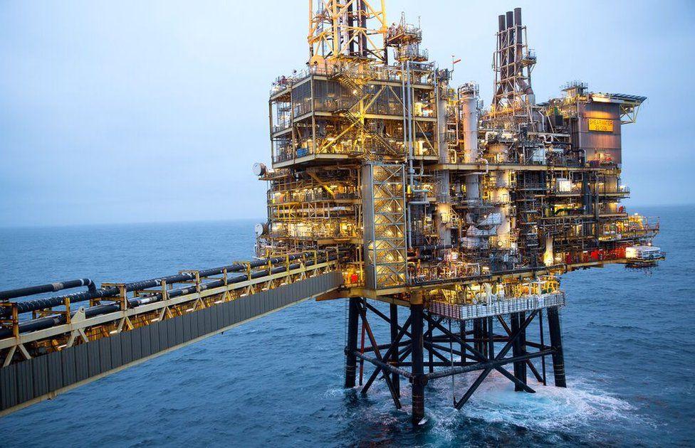 Una plataforma petrolera.