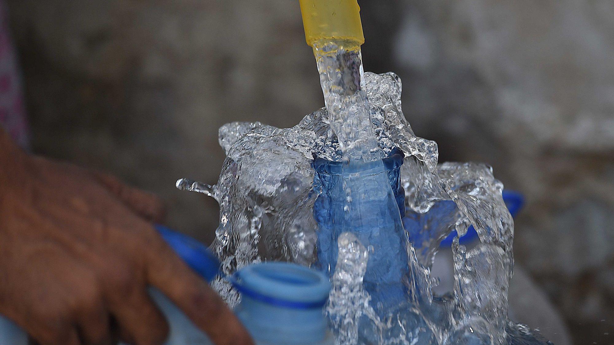 کیا فلٹر کا ’صاف‘ پانی واقعی نل کے پانی سے بہتر ہوتا ہے؟