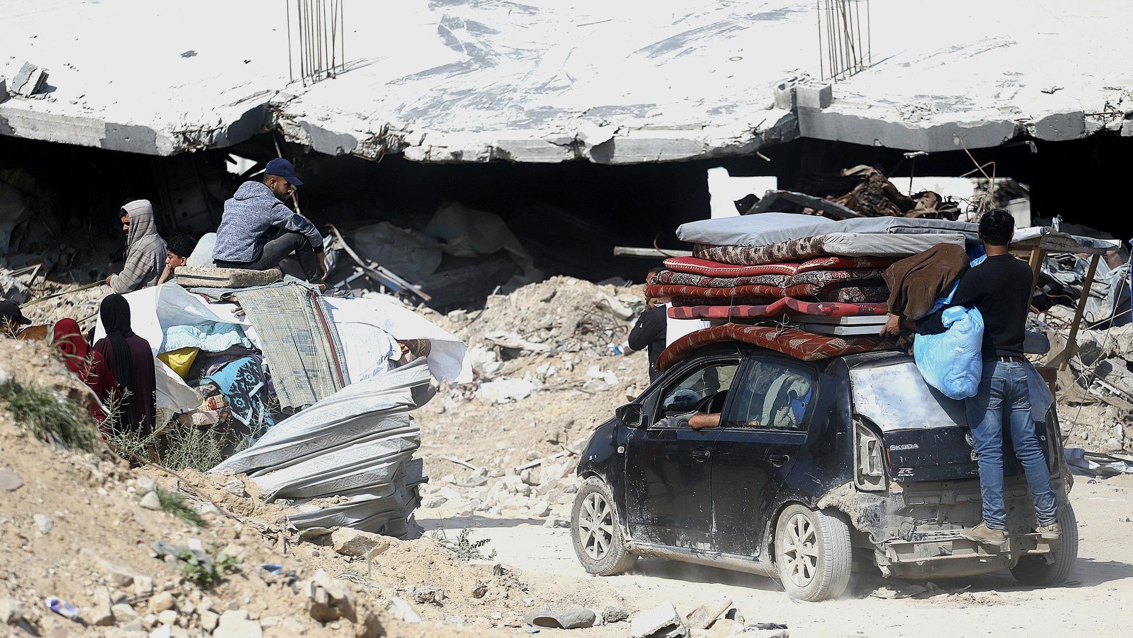 فلسطينيون يغادرون القطاع الشرقي من قطاع غزة بعد الغارات الجوية الإسرائيلية.