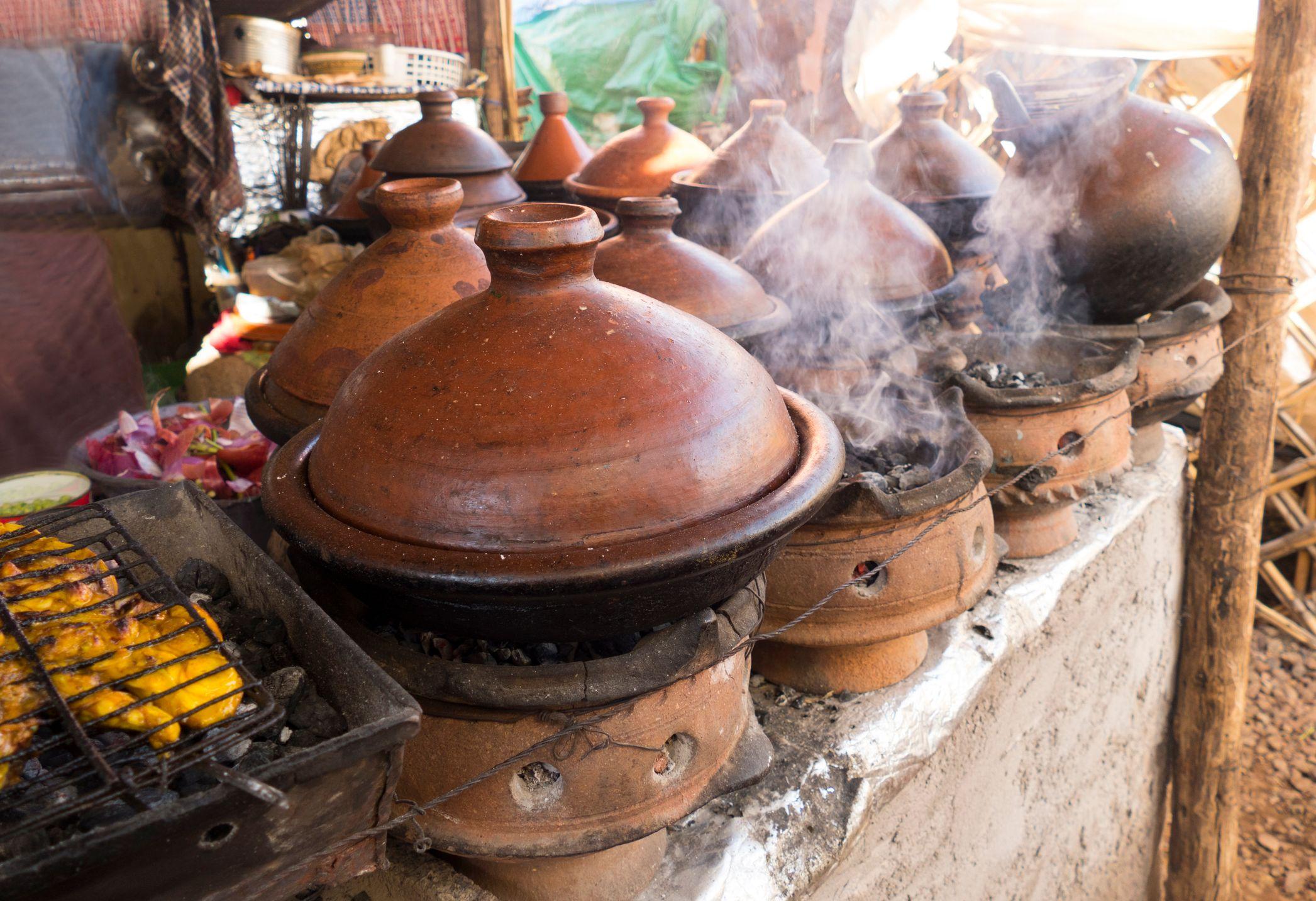 مجموعة طواجين على موقد