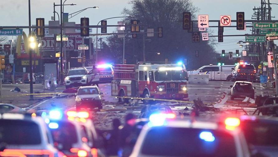 Patrullas de la policía y camión de bomberos en el lugar del accidente