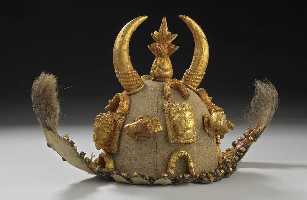 Gorro con adornos de oro