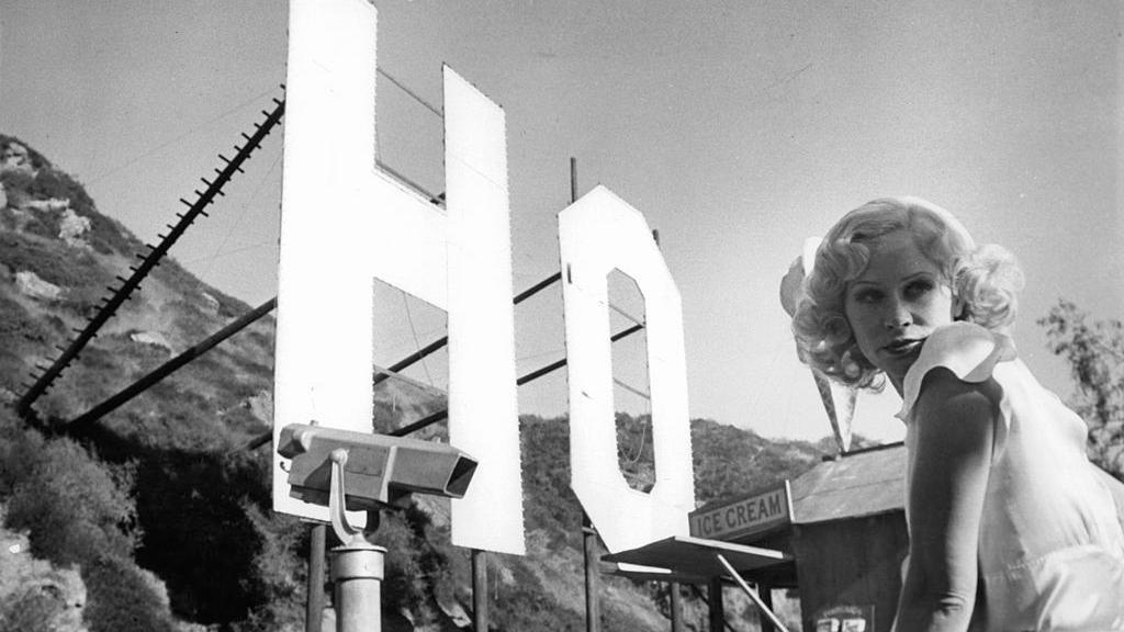 Karen Black en el cartel de Hollywood en una escena de la película "El día de la langosta", de 1974.