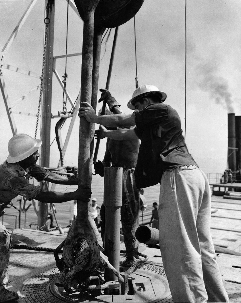 Trabajadores con un taladro en una plataforma petrolera en la zona del Lago de Maracaibo, en los años 50.