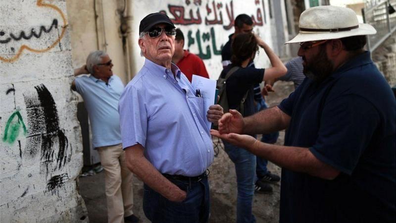 Vargas Llosa durante uma visita em 2010 à zona árabe de Jerusalém para documentar a situação dos palestinos vivendo sob a ocupação israelense.