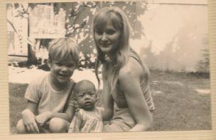 Jenny Stüber cuando bebé junto a su hermano mayor y su madre.