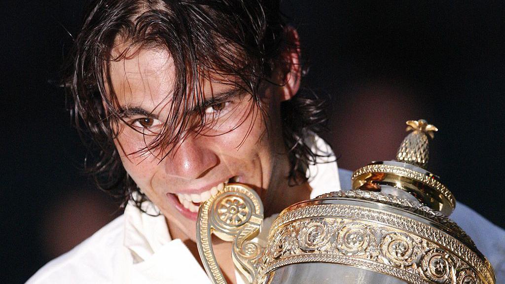 Nadal con el trofeo de Wimbledon 2008.