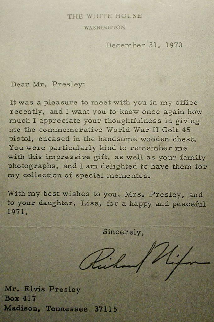 Vista de una carta del presidente estadounidense Richard Nixon a Elvis Presley (fechada el 31 de diciembre de 1970)