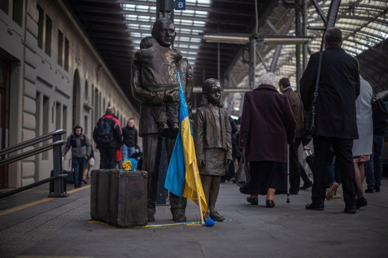 Estátua  de Winton na estação ferroviária de Praga