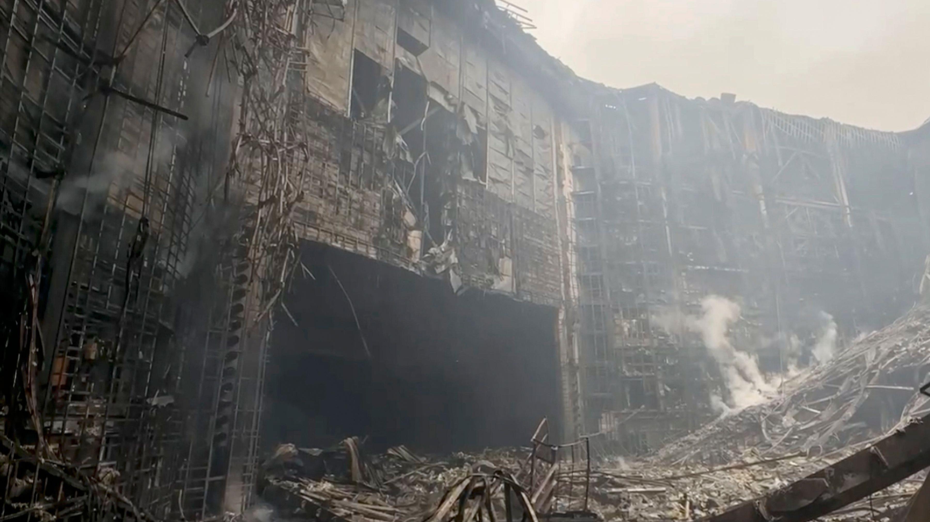 Casa de show incendiada após o ataque de sexta-feira