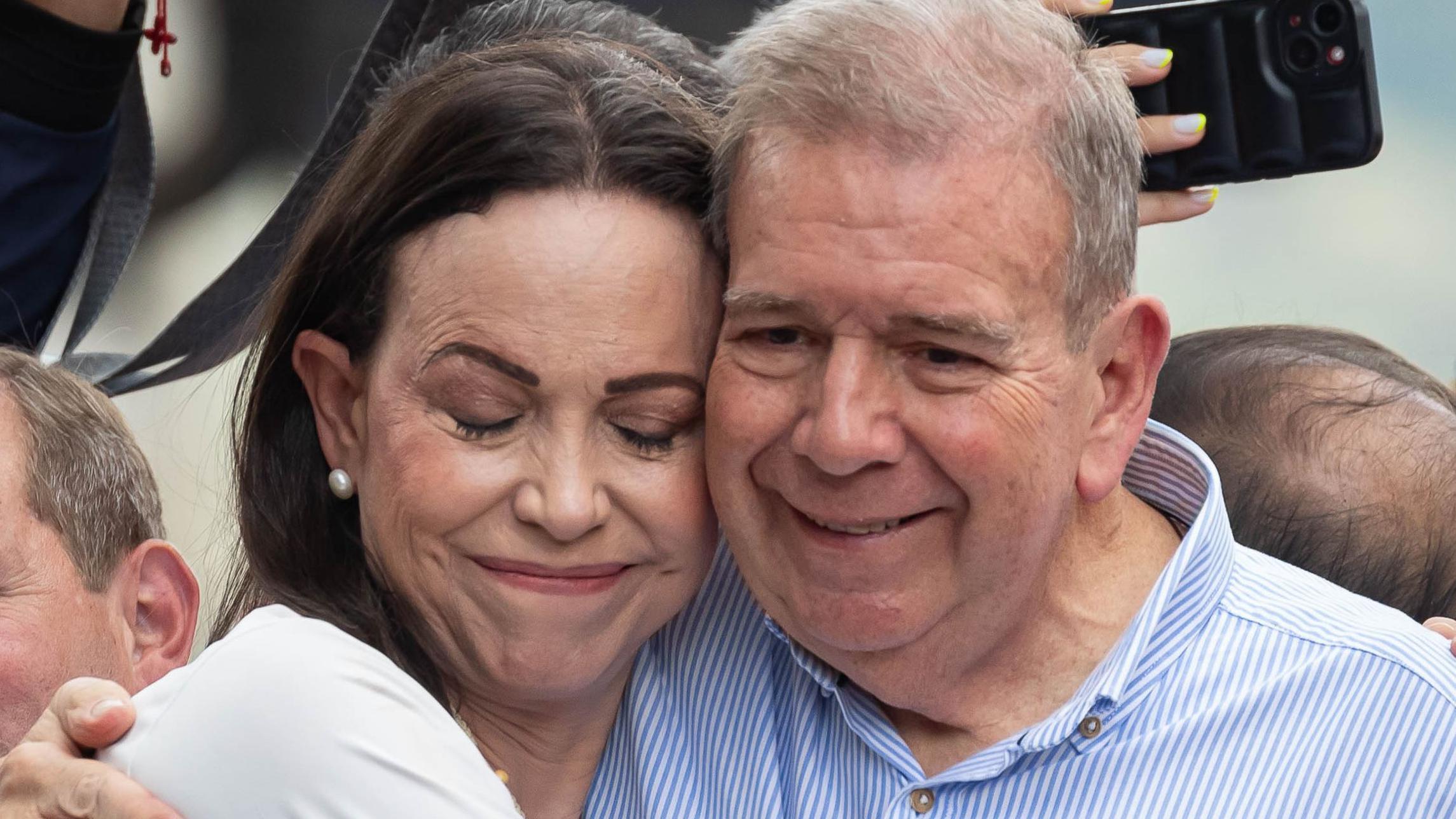 La líder de la oposición venezolana María Corina Machado (i) abraza al candidato presidencial venezolano Edmundo González Urrutia en un mitin en Caracas, Venezuela, el 30 de julio de 2024.