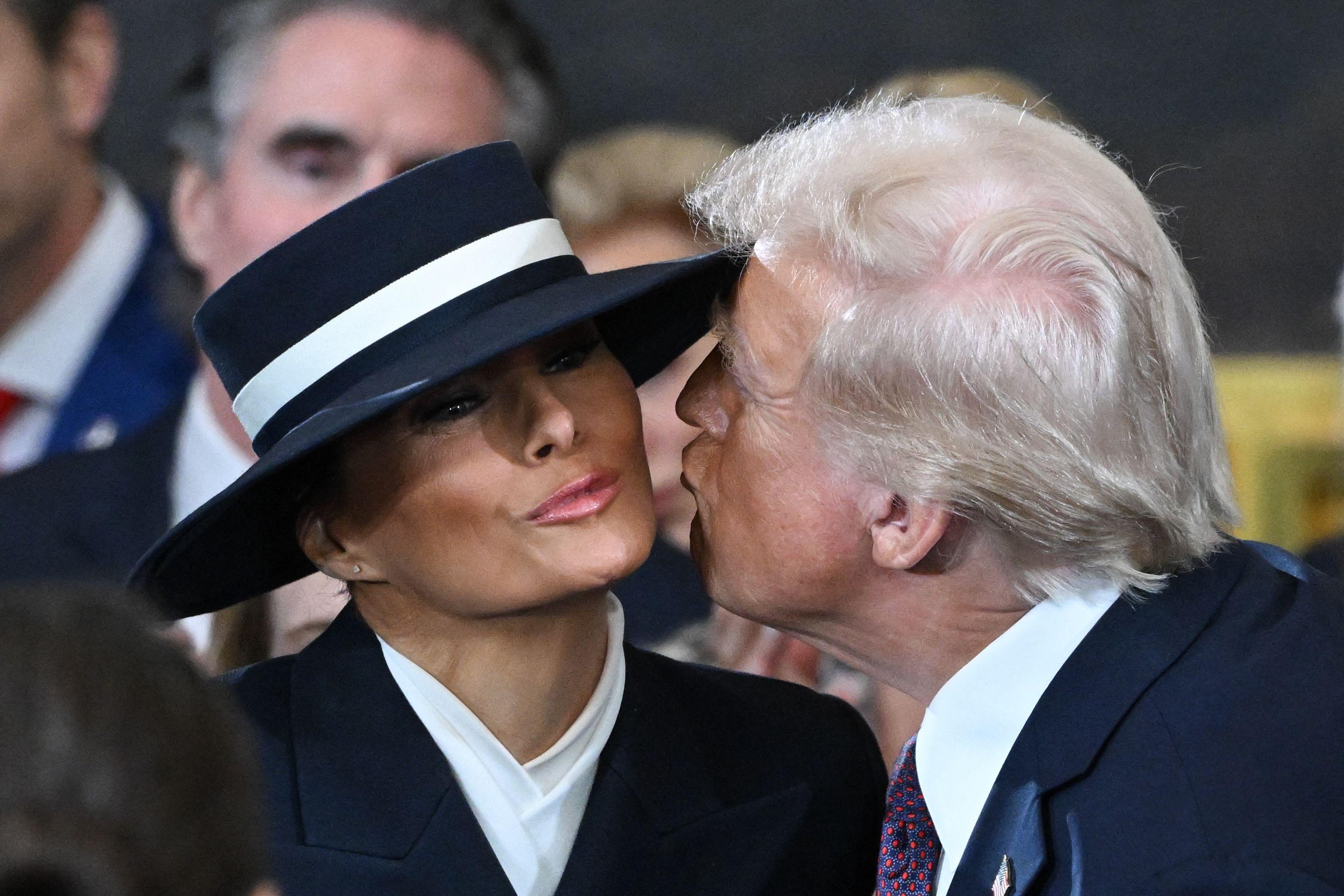 Melania y Donald Trump se dan un beso en el aire