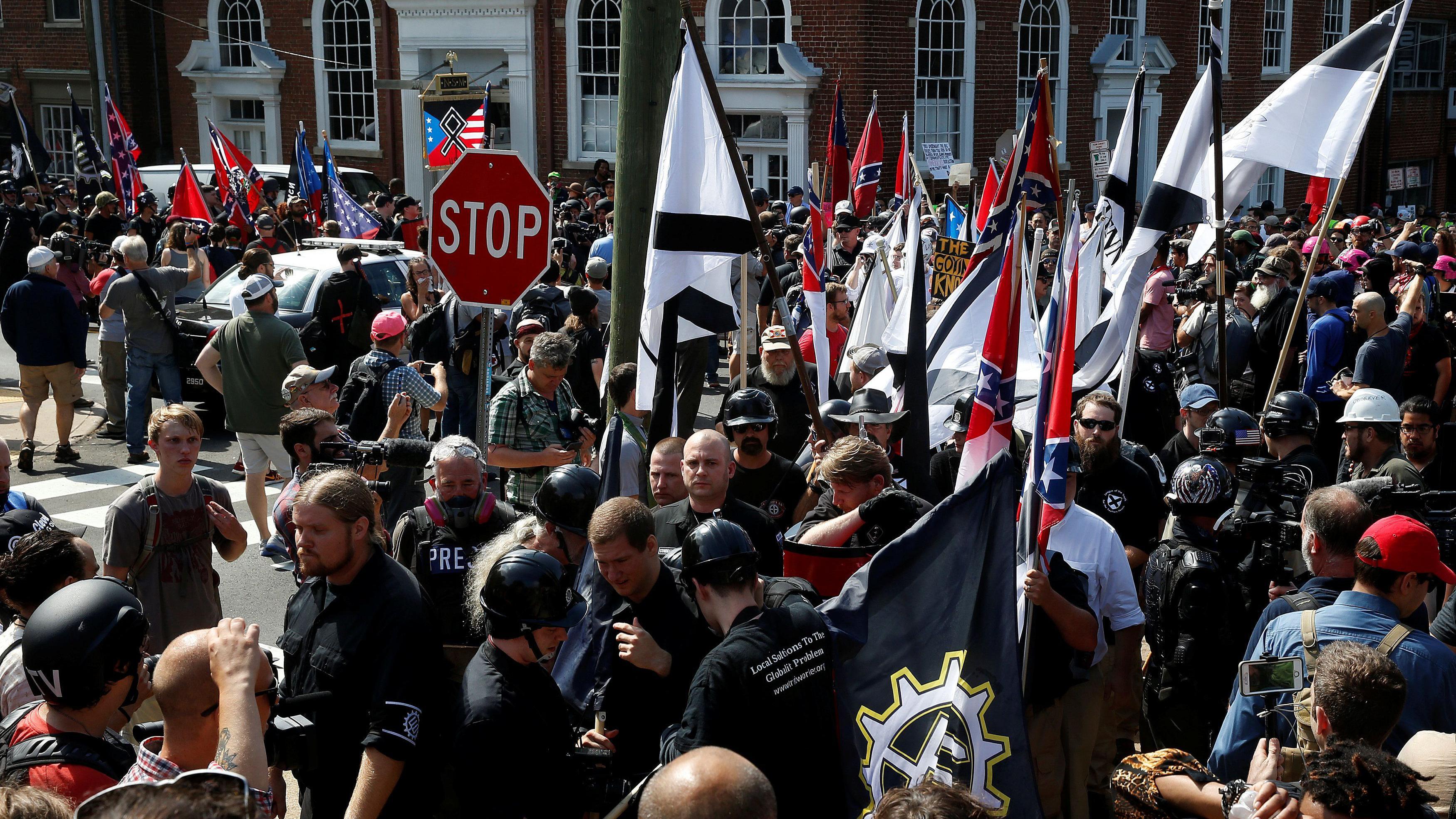 Supremacistas brancos marcham em Charlottesville em 2017, nos EUA