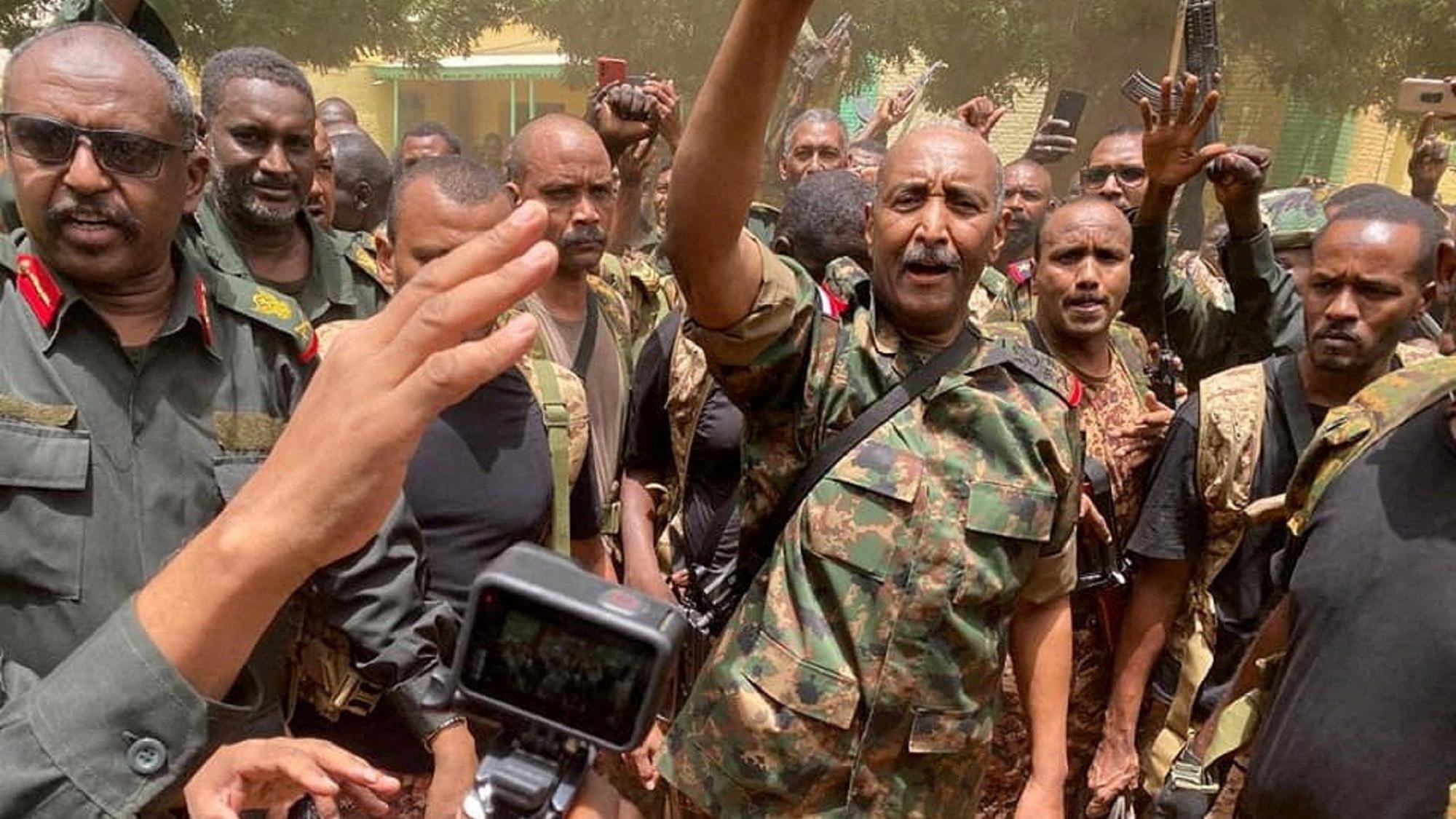قائد الجيش الفريق عبد الفتاح البرهان مع بعض جنوده وأنصاره.