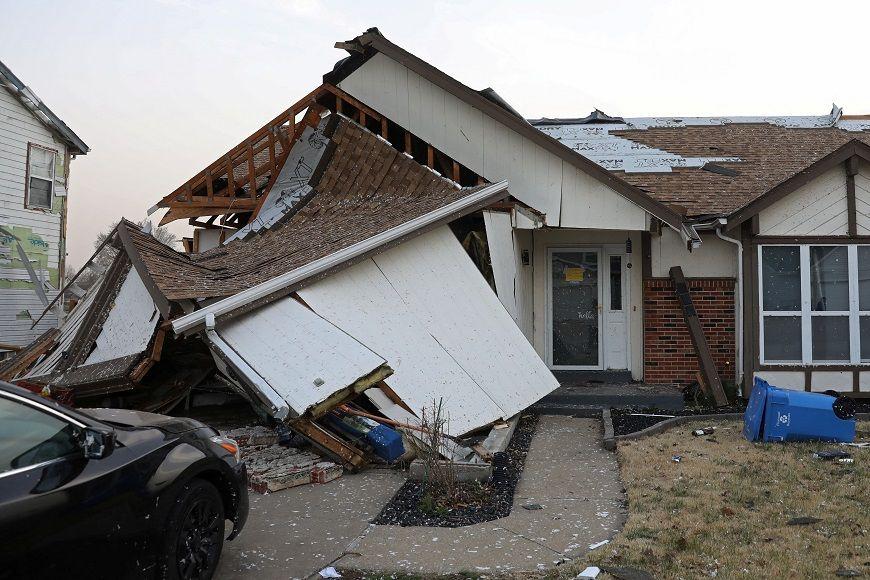 Sebuah rumah hancur diterjang tornado di Florissant, Missouri, Sabtu (15/03).