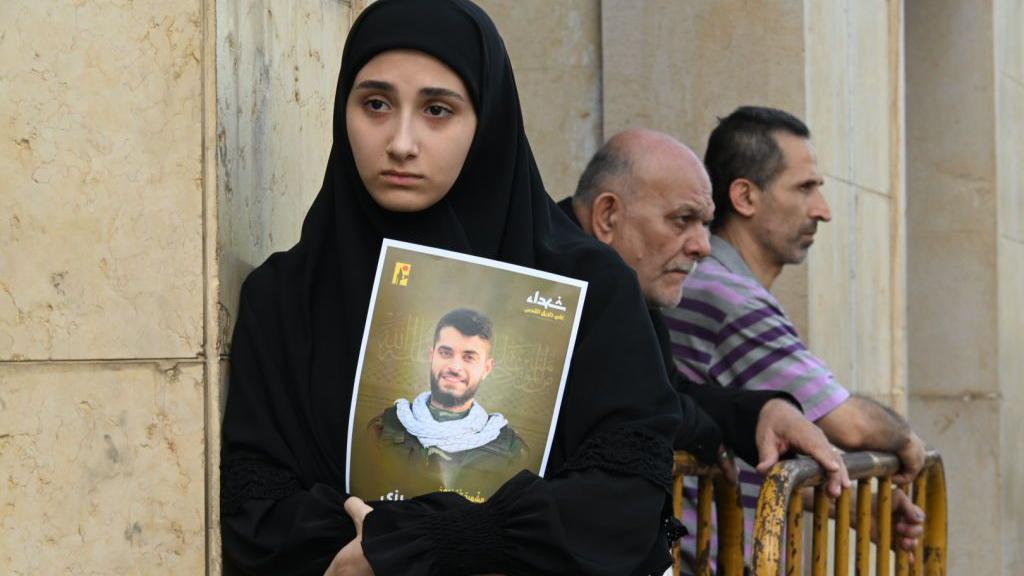 Una mujer en el funeral de uno de los fallecidos por los ataques de Israel con "beepers" o buscapersonas.