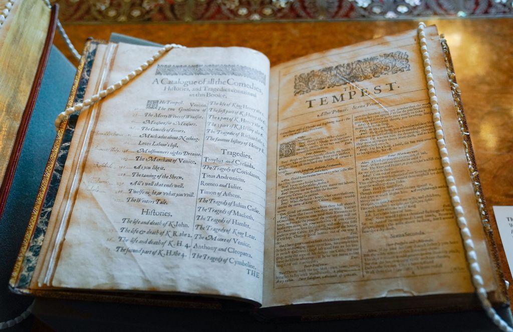 Un ejemplar del Primer Folio que se encuentra en el castillo de Windsor, abierto en la página titular de La tempestad