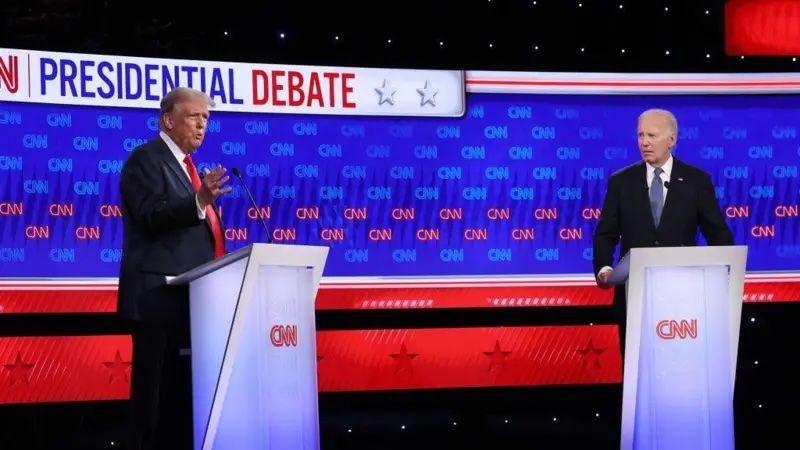 Donald Trump e Joe Biden em debate transmitido pela rede de notícias da CNN