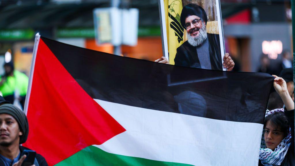 Potret Hassan Nasrallah dipajang di unjuk rasa pro-Palestina pada 10 Oktober 2023 di Melbourne, Australia.