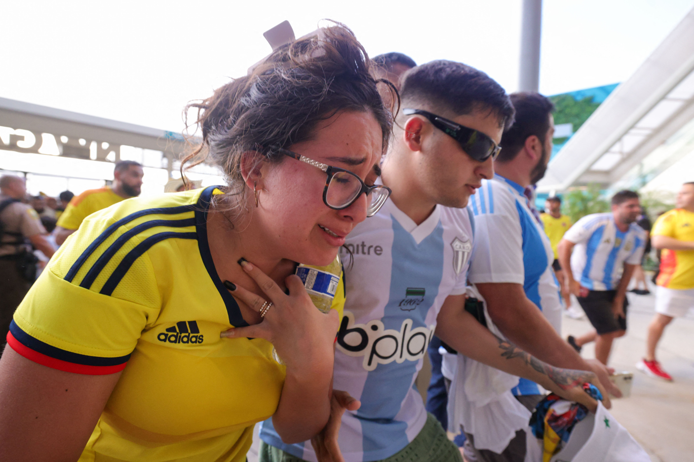 Personas entrando al estadio con angustia