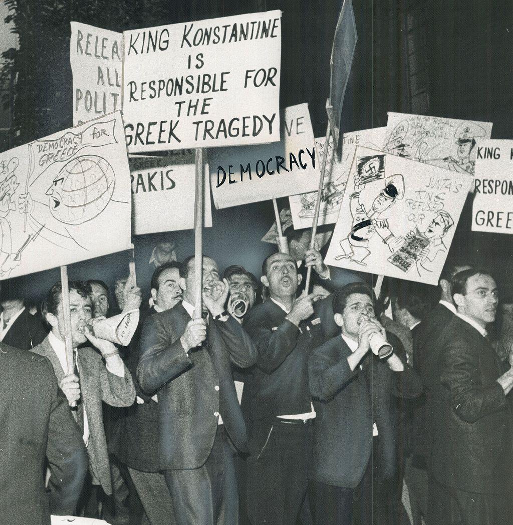 Hombres protestando con pancartas en 1967