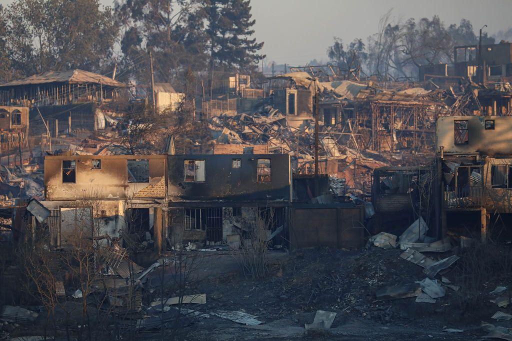 Muchas casas quedaron completamente destruidas tras los incendios forestales en Viña del Mar.