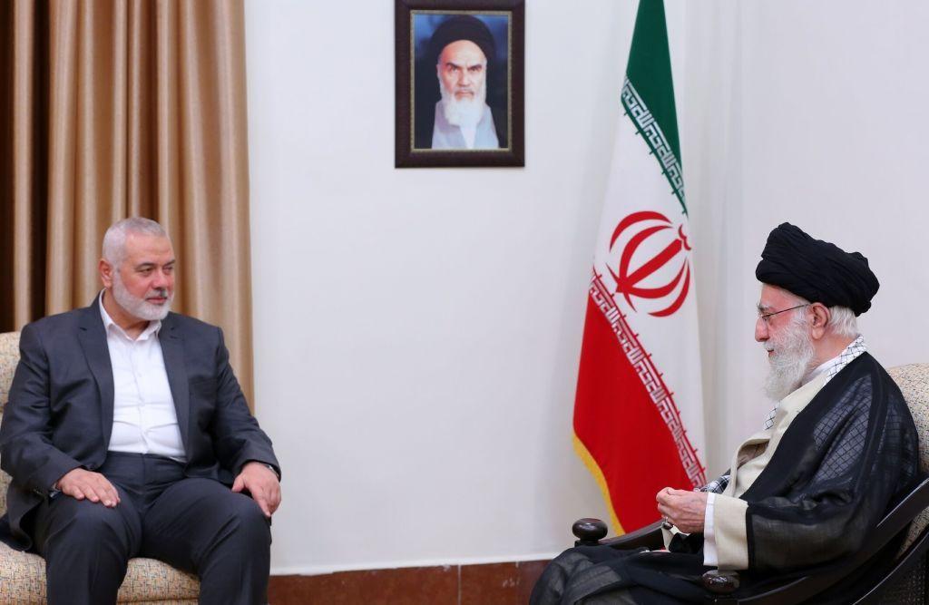 المرشد الأعلى الإيراني علي خامنئي أثناء اجتماعه برئيس المكتب السياسي لحركة حماس، إسماعيل هنية، في طهران في نوفمبر/تشرين الثاني الماضي