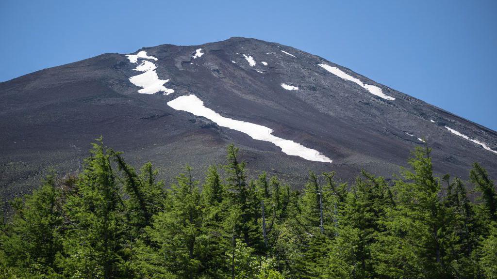 Puncak Gunung Fuji difoto pada 19 Juni 2024