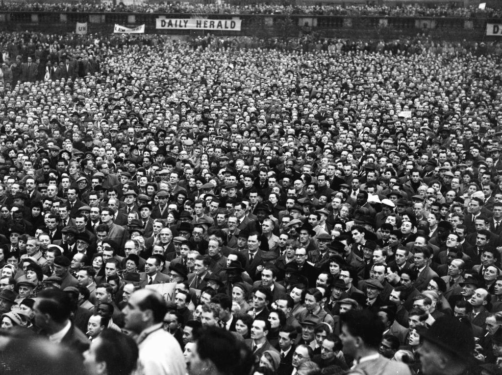 مئات الآلاف من المتظاهرين تدفقوا إلى شوارع لندن رفضا للحرب التي اعتبروها عدوانا لا مبرر له، وطالبوا برحيل رئيس الوزراء البريطاني أنتوني إيدن.