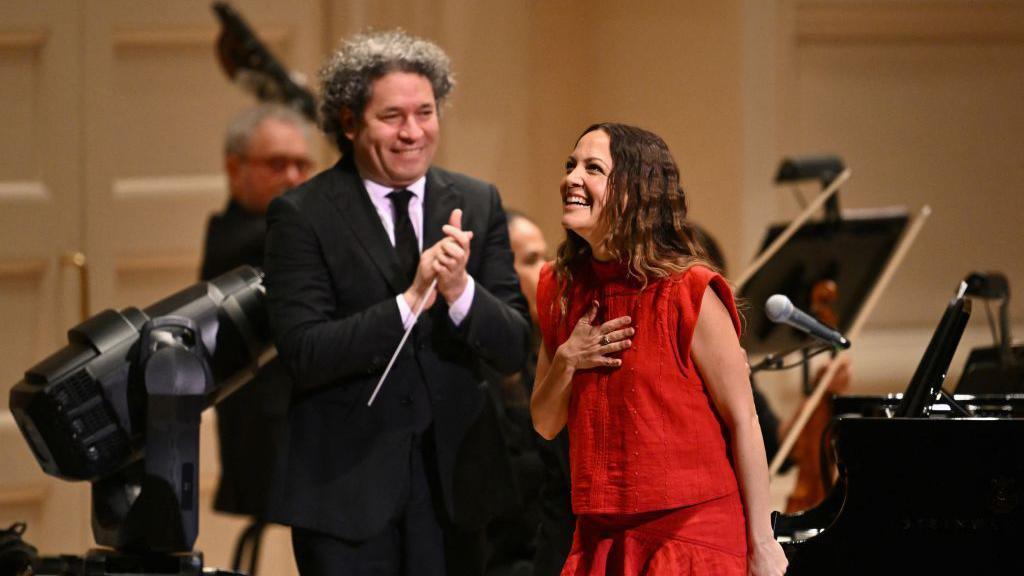 natalia lafourcade y gustavo dudamel en el carnigie hall 