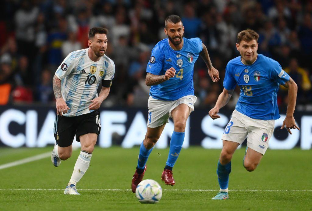 Messi conduce el balón contra Italia
