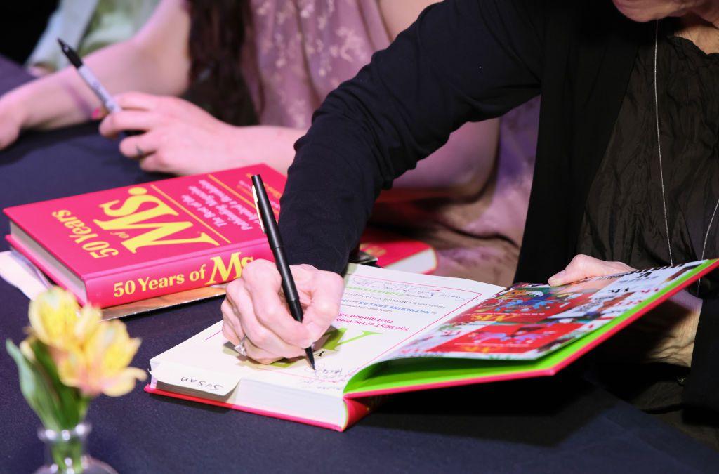 من حفلة توقيع لكتاب "خمسون سنة على Ms." في متحف هامر في كاليفورنيا الخميس