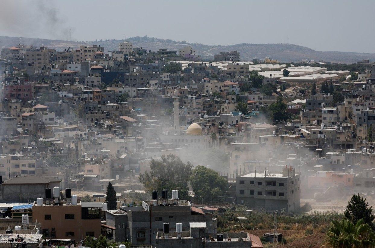 غبار أثناء قيام جرافة تابعة للجيش الإسرائيلي أثناء مداهمة إسرائيلية لمخيم نور شمس في طولكرم بالضفة الغربية المحتلة