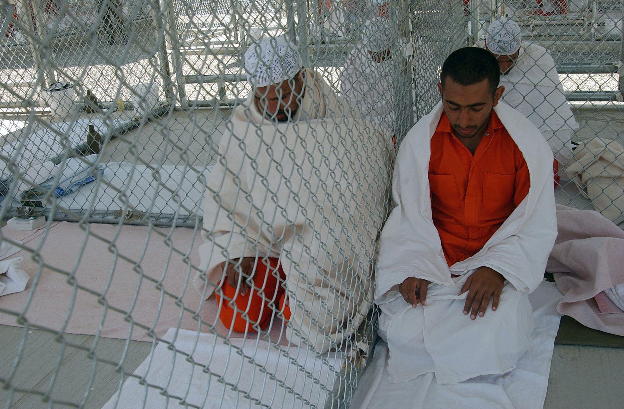 Prisioneros rezando. 