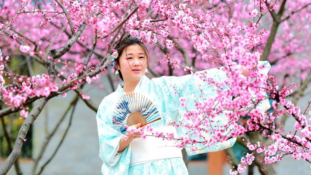 Shandong eyaletinde baharda kimono içinde poz veren bir Çinli kadın. 