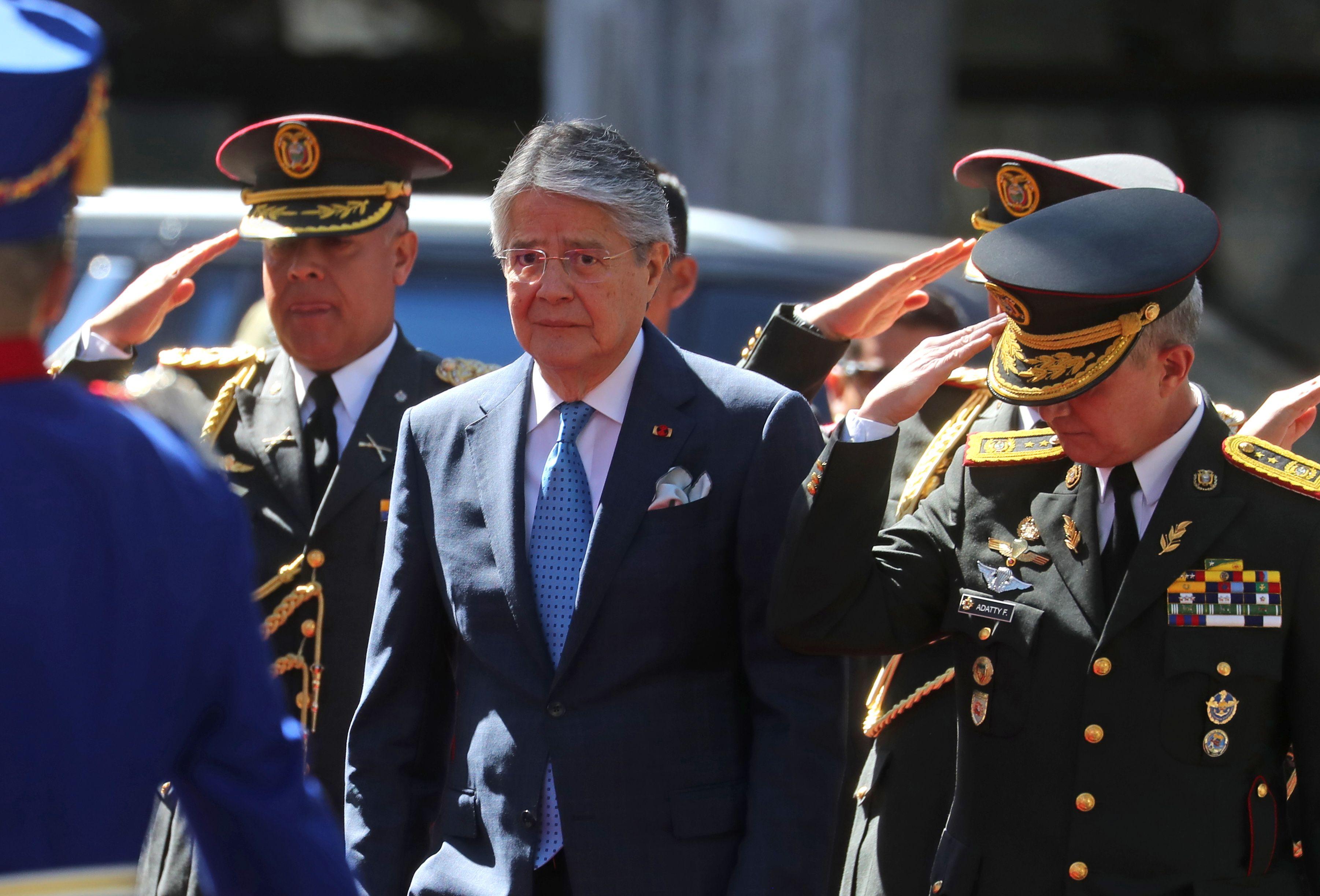 Guillermo Lasso acompañado de militares