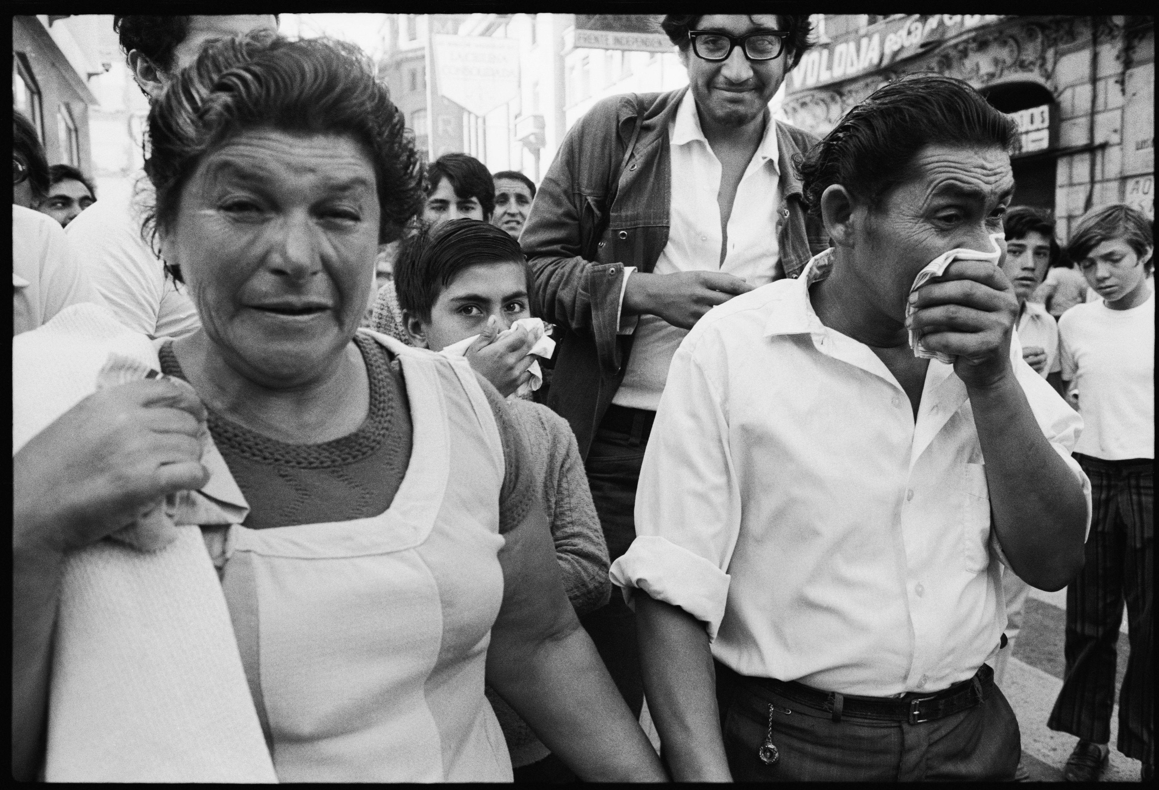 Manifestantes lloran y se cubren por el gas lacrimógeno lanzado por la policía chilena en marzo de 1973