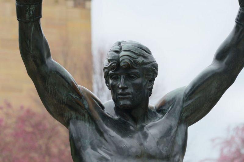 estátua de stallone