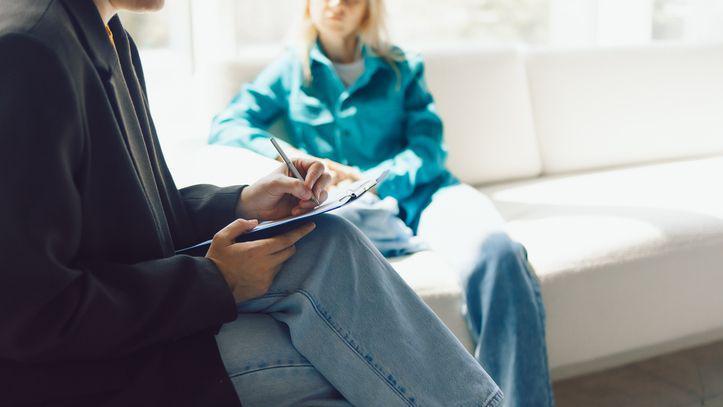 Duas pessoas conversando num consultório